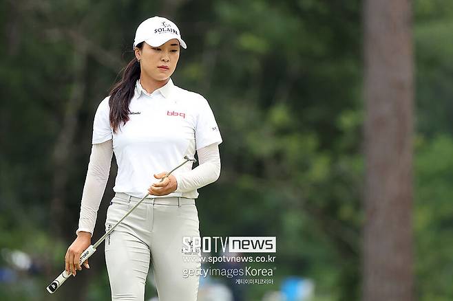 ▲ 윤이나가 미국 텍사스주 휴스턴의 메모리얼 파크 골프 코스에서 열린 2026 셰브론 챔피언십 2라운드 4번 그린에서 경기를 지켜보고 있다.