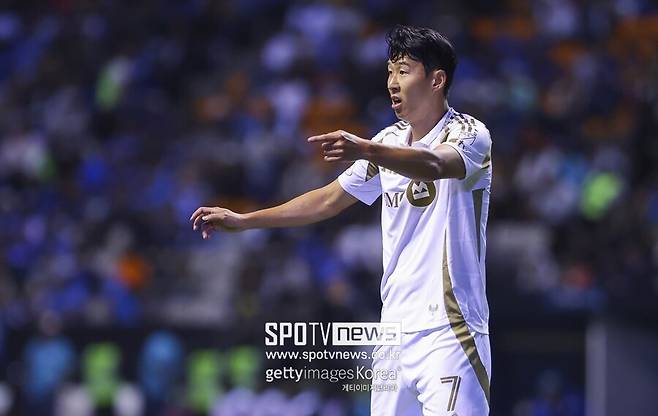 ▲ 마크 도스 산토스 감독은 손흥민의 무득점 행보가 마치 손흥민의 잘못인 것처럼 인터뷰했다. 그는&nbsp;미네소타전을 앞둔 기자회견에서 “우리는 손흥민을 미드필더로 기용한 적이 없다. 항상 9번 혹은 가짜 9번 역할로 활용해왔다”며 미드필더로 내린 적은 없다고 선을 그었다.