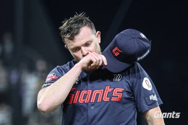 롯데 외국인 투수 제레미 비슬리가 24일 광주 KIA전에서 마운드를 내려오고 있다. /사진=롯데 자이언츠 제공