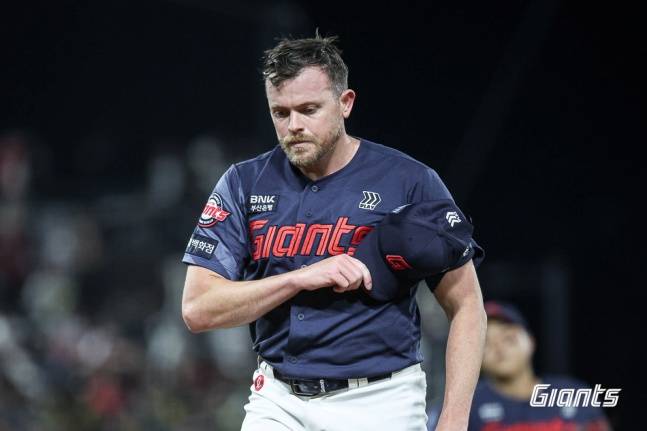 롯데 외국인 투수 제레미 비슬리가 24일 광주 KIA전에서 마운드를 내려오고 있다. /사진=롯데 자이언츠 제공