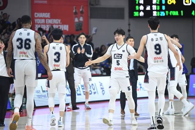 부산 KCC 선수단. /사진=KBL 제공