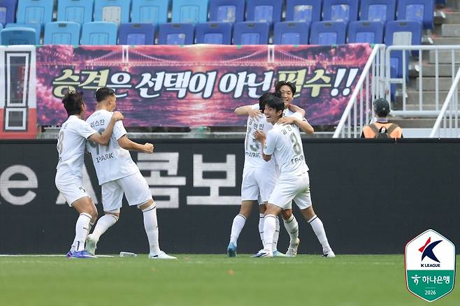 부산 아이파크가 25일 오후 2시 수원월드컵경기장에서 열린 하나은행 K리그2 2026 9라운드 수원 삼성전에 득점 후 세리머니하고 있다. /사진=한국프로축구연맹 제공