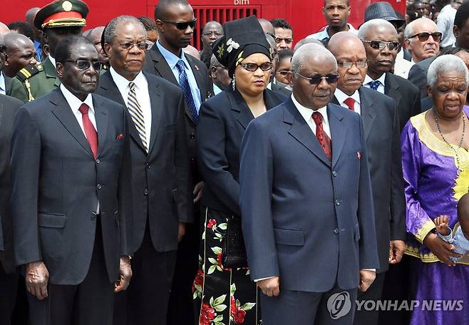 2011년 10월 19일 사모라 마셸 모잠비크 초대 대통령 25주기를 맞아 열린 동상 제막식에 참석한 아프리카 국가 지도자들 [EPA 연합뉴스 자료사진. 재판매 및 DB 금지]