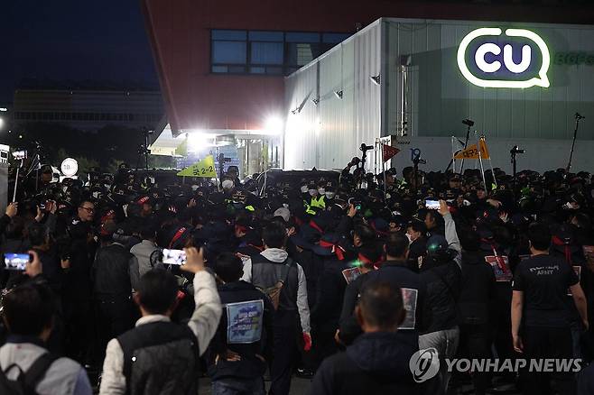 화물연대와 경찰 '야간대치' (진주=연합뉴스) 김동민 기자 = 20일 오후 경남 진주시 정촌면 BGF로지스 진주센터에서 화물연대 관계자가 센터 입구로 진입하려는 과정에서 경찰과 대치하고 있다. 
    이날 센터 입구에서 집회 중 2.5t 화물차가 집회 참가자와 부딪치는 사고가 발생해 1명이 숨지고, 2명(중상·경상 각 1명)이 다쳤다. 2026.4.20 image@yna.co.kr