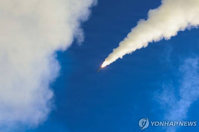 토마호크 미사일 (미국 해군 제공 사진 로이터=연합뉴스) 2026년 3월 21일 '장대한 분노 작전'에 참가중인 미군의 알리버크급 유도미사일 구축함 토머스 허드너 호가 발사한 토마호크 미사일의 모습. (U.S. Navy Photo/Handout via REUTERS) [미국 해군 제공 사진] 2026.4.25.