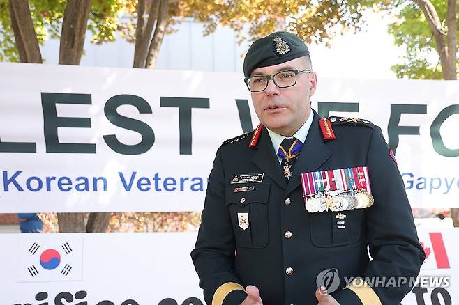 가평 찾은 라이트 캐나다 육군사령관 (가평=연합뉴스) 임병식 기자 = 24일 오전 경기도 가평군 영연방 참전기념비에서 열린 가평전투 75주년 기념식에서 마이클 라이트 캐나다 육군사령관이 연합뉴스와 인터뷰하고 있다. 2026.4.24 andphotodo@yna.co.kr