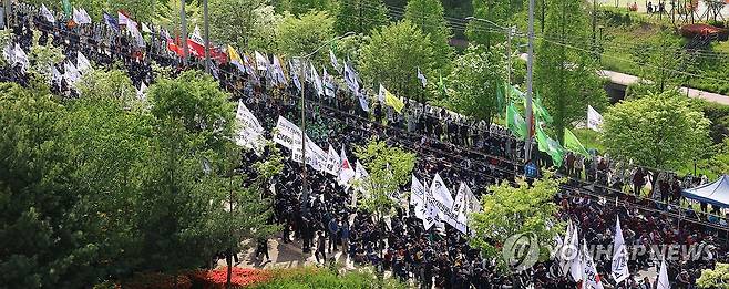 화물연대 진주 결의대회 (진주=연합뉴스) 박정헌 기자 = 25일 오후 경남 진주시 정촌면 CU 진주물류센터 앞에서 민주노총 공공운수노조 화물연대본부가 '총력투쟁 결의대회'를 하고 있다. 2026.4.25 home1223@yna.co.kr