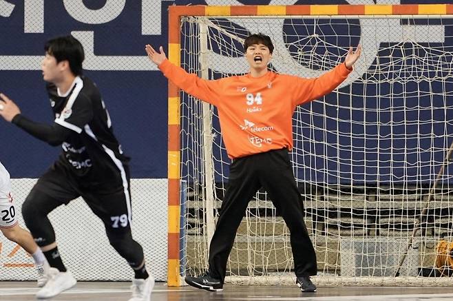 SK호크스 지형진 SK호크스 골키퍼 지형진이 25일 서울시 송파구 올림픽공원 핸드볼경기장(티켓링크 라이브 아레나)에서 열린 신한 SOL Bank 2025-2026 핸드볼 H리그 남자부 플레이오프 하남시청과 경기에서 환호하고 있다. [한국핸드볼연맹 제공. 재배포 및 DB 금지]