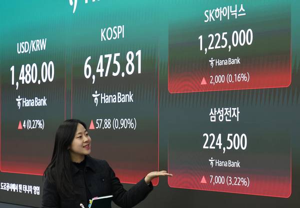 사진은 코스피가 사흘 연속 사상 최고치를 경신한 지난 23일 서울 중구 하나은행 본점 딜링룸 현황판에 코스피, 삼성전자, SK하이닉스 종가가 표시돼 있는 모습. 2026.4.23 /연합뉴스
