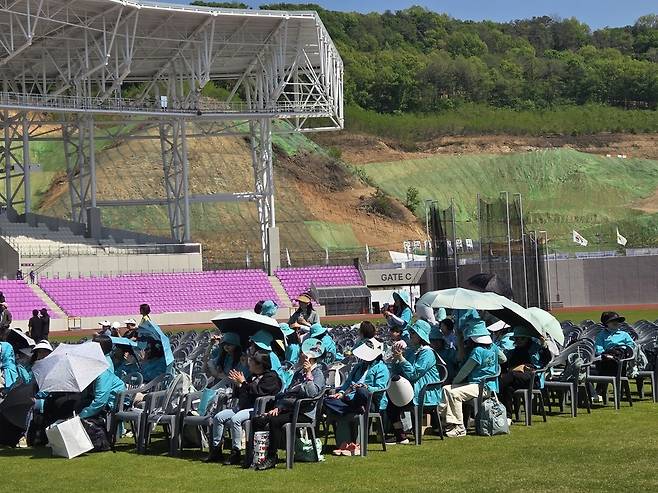 ▲ 26일 개막식 공연에 출연한 가수 안성훈의 팬클럽 모습./광주=장선 기자 now482@incheonilbo.com