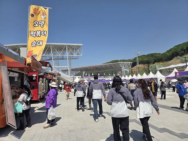 ▲ 제16회 경기도 장애인 체육대회가 열린 광주 G-스타디움의 홍보 부스와 푸드 트럭./광주=장선 기자 now482@incheonilbo.com