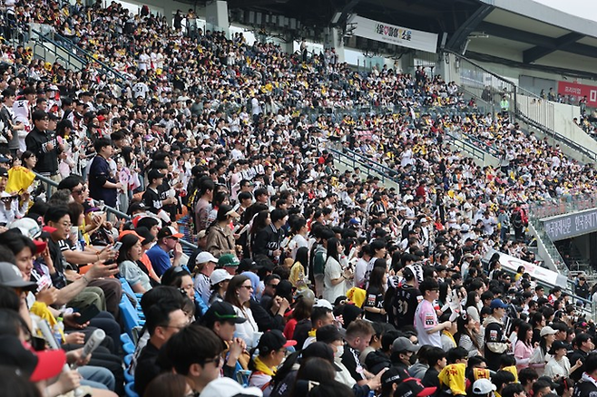 2026 KBO리그가 25일 현재 117경기만에 관중 209만4천481명을 기록, 역대 최소 경기 200만 관중을 돌파했다. 사진은 서울 잠실구장 LG와 KT의 경기 관중 모습. 연합