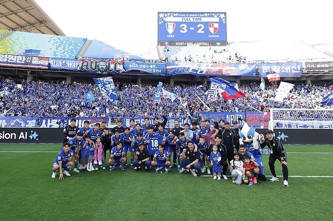 25일 수원월드컵경기장에서 열린 하나은행 K리그2 2026 9라운드 수원 삼성과 부산 아이파크의 경기에서 3-2로 극적인 승리를 거둔 수원 선수단이 팬들 앞에서 기념사진을 찍고 있다.