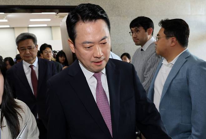 국민의힘 장동혁 대표가 24일 국회에서 현안 브리핑을 마친 뒤 이석하고 있다./ 연합뉴스