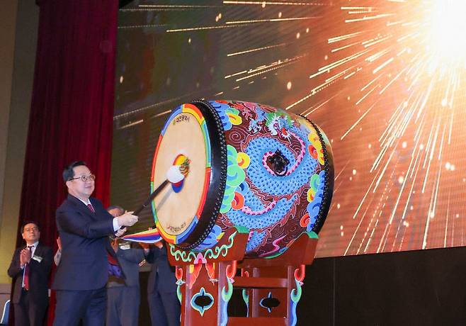 이장우 대전시장이 2월 6일 대전컨벤션센터에서 열린 '2026 기업지원사업 통합설명회'에서 대전 상장기업지수를 선포하는 타북 행사를 진행했다. 대전시 제공