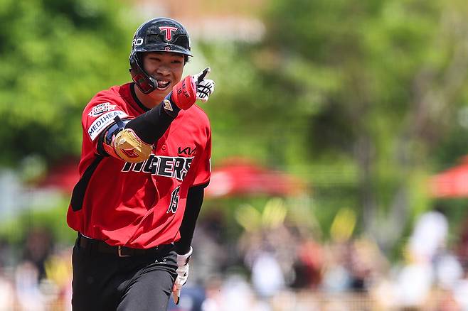 KIA 타이거즈 박재현이 26일 열린 롯데와의 홈 경기에서 1회 선두타자로 나서 데뷔 첫 홈런을 터뜨린 후 베이스를 돌고 있다. /사진=KIA타이거즈 제공