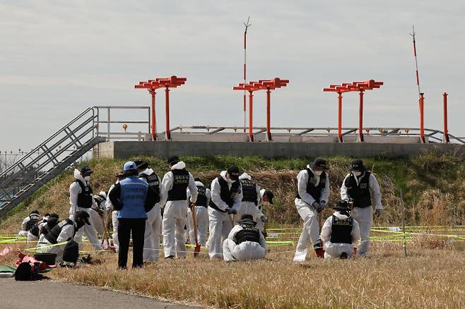 경찰 과학수사대가 지난 13일 전남 무안국제공항 활주로에서 진행 중인 12·29 제주항공 참사 희생자 유해 재수습 작업을 진행하고 있다. /임문철 기자 35mm@namdonews.com