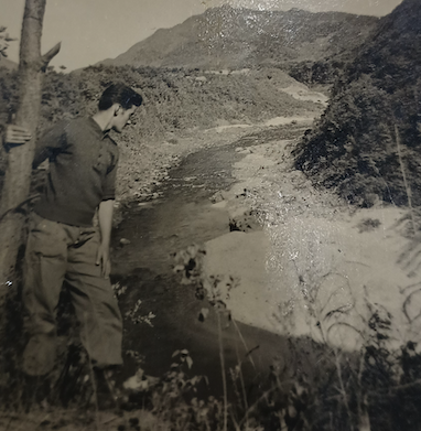 ◇크리스토퍼 버니어씨는 6·25참전용사였던 부친 고 어네스틴 버니어씨가 보관해 온 당시 사진을 공개했다. 당시 사진에는 참호를 만들던 고 어네스틴 버니어씨의 모습과 현재 비무장지대(DMZ) 내 한탄강 일대 모습이 생생하게 담겨있다.