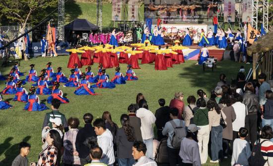 5월 2일부터 진주성 진주대첩역사공원에서 열릴 진주논개제는 전 세대가 즐기는 참여형 축제로 운영할 예정이다. 사진은 지난해 의암별제 모습.