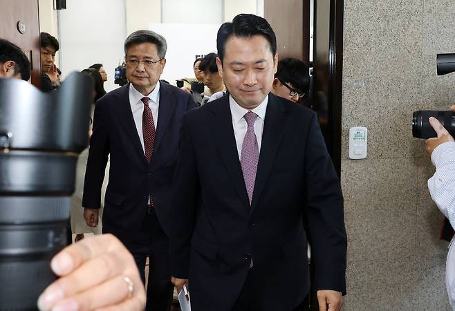 국민의힘 장동혁 대표가 24일 국회에서 정보 누설 논란이 제기된 정동영 통일부 장관에 대한 해임 건의안의 내용과 현안 브리핑을 마친 뒤 이석하고 있다. /연합뉴스