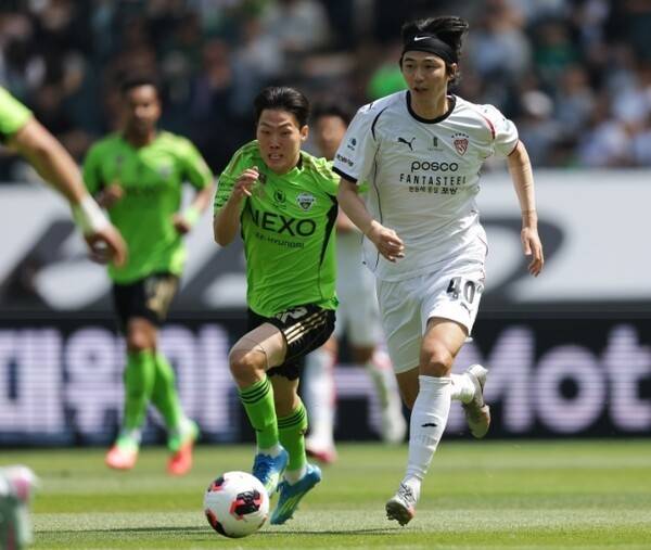 26일 전주 월드컵 경기장에서 벌어진 포항스틸러스와 전북현대와의 K리그1 경기에서 기성용이 전북 진영으로 드리블하고 있다. 한국프로축구연맹 제공