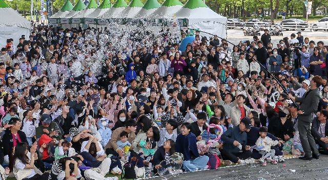 부산 최대 규모 어린이날 행사인 ‘부산 어린이날 큰잔치’가 53주년을 맞아 더욱 풍성한 프로그램으로 돌아온다. 사진은 지난해 제52회 부산 어린이날 큰잔치 행사장을 찾은 어린이 가족들이 마술사의 버블&벌룬쇼를 보며 즐거워하는 모습. 부산일보DB