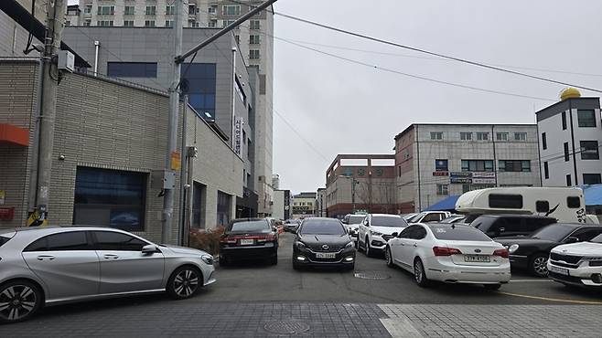 ▲ 상주시 시니어드림센터(노인회관) 일대가 극심한 교통 정체와 주차난으로 시민들의 불만이 확산되고 있다. 사진은 노인회관 인근 도로 양쪽에 주차된 차량들로 주차장화 되면서 교행이 불가능한 악성 정체 모습. 김범진기자