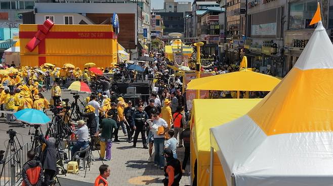 ▲ 점촌점빵길 일원에 몰린 인파가 축제장을 가득 메운 모습