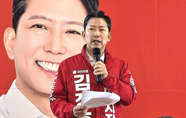 김장호 국민의힘 구미시장 예비후보가 17일 구미시 송정동 자신의 선거사무소에서 긴급 기자회견을 하고 있다. 신승남 기자