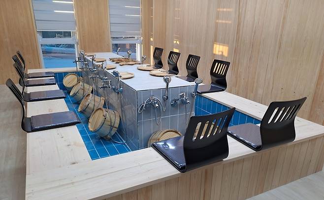 문수산 산림치유센터 족욕 체험실 모습. 방문객들이 숲 치유 프로그램의 일환으로 온열 족욕을 체험하며 심신 회복 시간을 갖고 있다. <봉화군 제공>