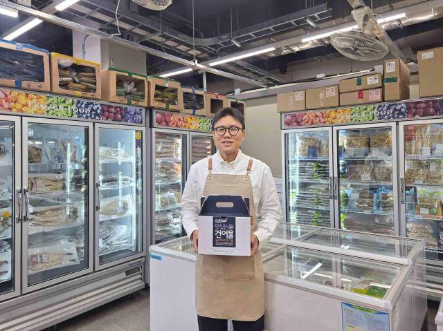 박동은 해맑은푸드 대표가 판매 상품을 들고 있다 사진쿠팡