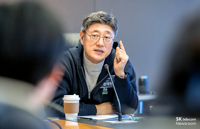 신입사원의 질문에 답하는 정재헌 SKT CEO.(사진제공=SKT)