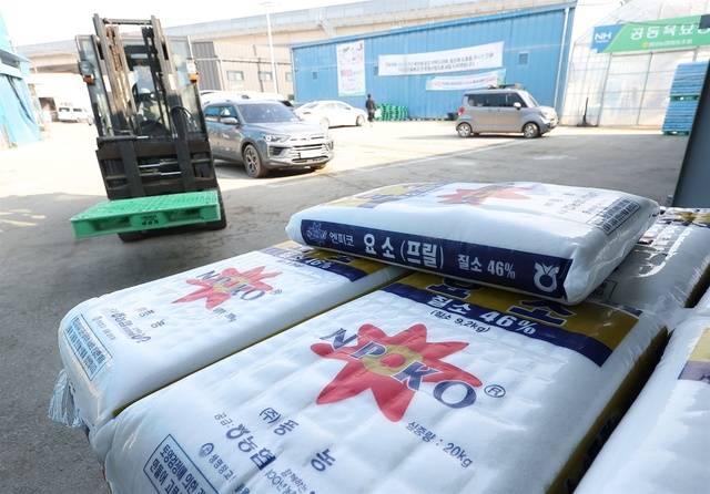 사료와 비료가 전쟁, 고환율의 영향으로 가격이 상승한 가운데 과학기술을 통한 중장기적 대응을 고려해야 한다는 목소리가 나온다. 연합뉴스