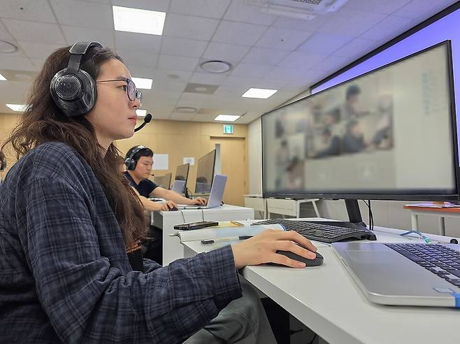 삼성전자 감독관이 지난 18일 경기 수원 삼성전자 인재개발원에서 GSAT 응시자를 대상으로 예비 소집을 진행하고 있다.[사진=삼성전자]