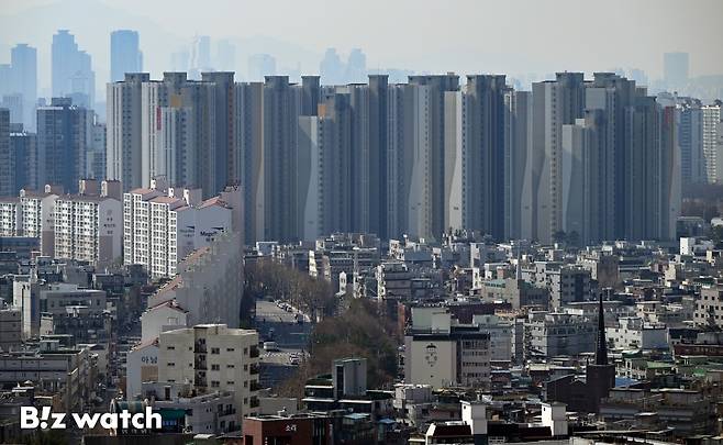 3월 서울 아파트 전월세 갱신계약 비중이 전체 임대차 계약의 절반을 넘어선 것으로 조사됐다. 사진은 23일 중랑지역 주거단지 모습. / 사진=이명근 기자 qwe123@