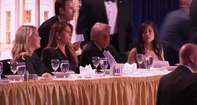 도널드 트럼프 미국 대통령이 만찬 도중 보안 사고를 보고 받는 모습. 백악관 캡처