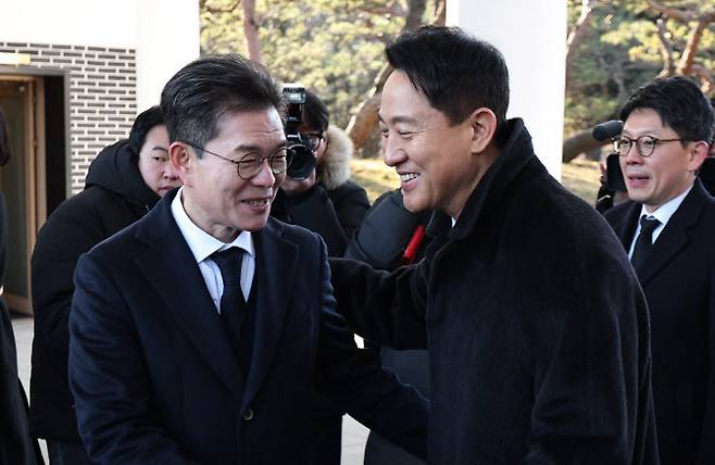 오세훈 서울시장(오른쪽)과 정원오 성동구청장이 지난 1월 1일 서울 동작구 국립서울현충원에서 현충탑에 참배를 마친 뒤 인사하고 있다. (사진=연합뉴스)