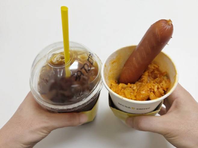아이스 아메리카노와 함께 주문한 김치볶음밥. (사진=한전진 기자)