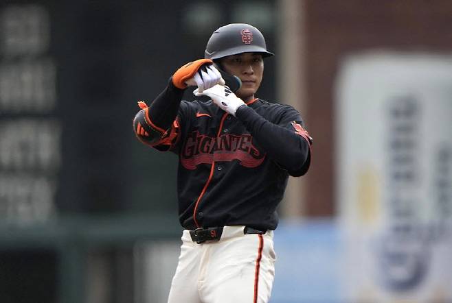 샌프란시스코 자이언츠 이정후가 2루타를 때린 뒤 세리머니를 하고 있다. 사진=AFPBBNews