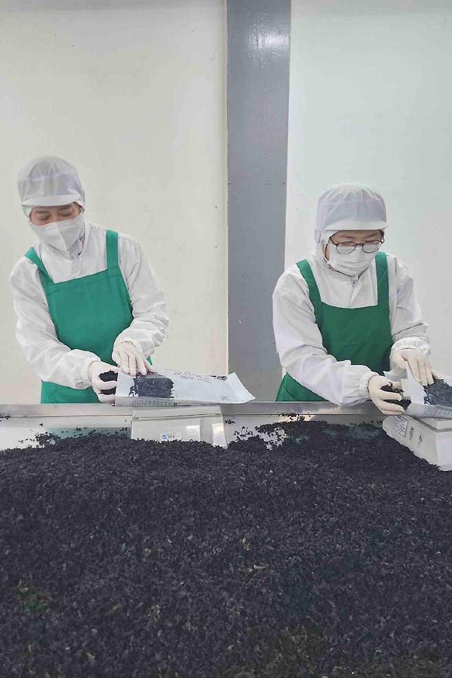 주식회사 주일 직원들이 작업장에서 일하는 모습