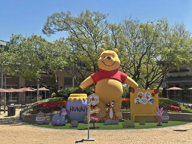 신세계사이먼 여주 프리미엄 아울렛 WEST 명품광장에 조성된 '곰돌이 푸' 탄생 100주년 기념 포토존