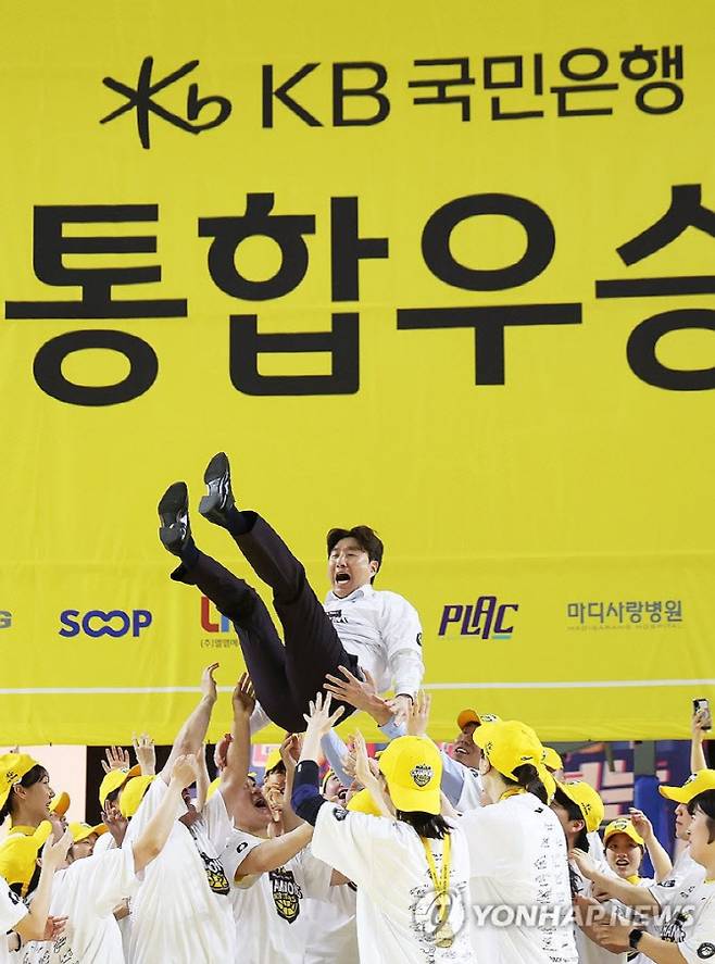 26일 경기도 용인실내체육관에서 열린 여자프로농구 챔피언결정전 3차전 삼성생명 블루밍스와 KB스타즈의 경기. 이 경기에서 승리하며 챔피언 자리에 오른 KB스타즈 선수들이 김완수 감독을 헹가래 치고 있다. 사진=연합뉴스