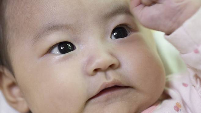 유난히 큰 갓난아이의 눈, 보기엔 예쁘지만 녹내장 신호일 수 있어 주의가 필요하다｜출처: 클립아트코리아