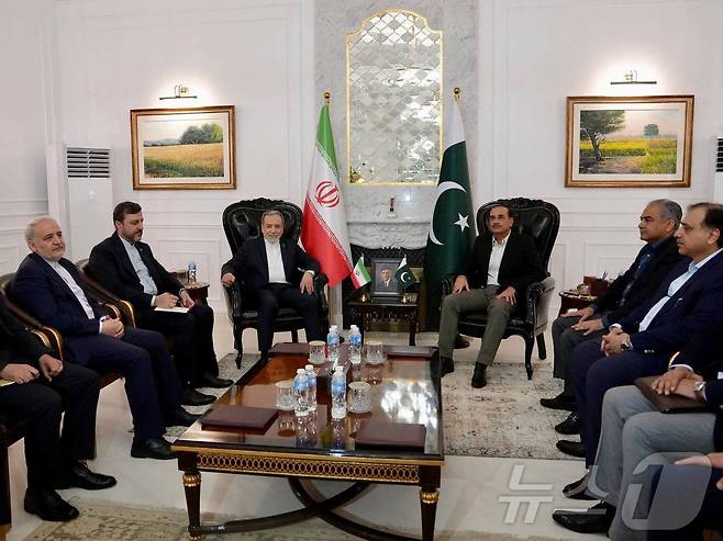 아바스 아라그치 이란 외무장관(왼쪽에서 세 번째)이 25일(현지시간) 파키스탄 이슬라마바드에서 아심 무니르 파키스탄 군총사령관(오른쪽에서 세 번째)과 회담하고 있다. 2026.4.25 ⓒ 로이터=뉴스1