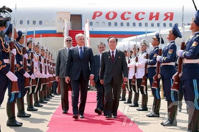 (평양 노동신문=뉴스1) = 북한 노동당 기관지 노동신문은 26일 러시아 국가회의(하원) 의장 뱌체슬라브 볼로딘을 단장으로 하는 공식대표단이 전날 평양에 도착했다고 보도했다. 대표단은 북한이 '쿠르스크 해방' 1주년을 맞아 공개할 '해외군사작전 전투위훈기념관' 준공식 참석을 위해 방북했다. [국내에서만 사용가능. 재배포 금지. DB 금지. For Use Only in the Republic of Korea. Redistribution Prohibited] rodongphoto@news1.kr