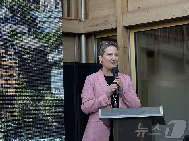 나딘 올리비에리 로자노 주한스위스 대사가 지난 24일 오후, 서울 종로구 스위스 대사관저에서 열린 '스위스 사일런트 럭셔리' 설명회에서 환영사를 하고 있다. ⓒ 뉴스1 윤슬빈 관광전문기자