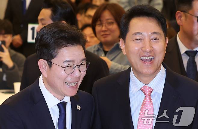 오세훈 서울시장(오른쪽)과 정원오 더불어민주당 서울시장 후보가 22일 서울 용산구 백범김구기념관 컨벤션홀에서 열린 서울시사회복지사협회 창립 40주년 기념식에서 인사하고 있다. 2026.4.22 ⓒ 뉴스1 김성진 기자