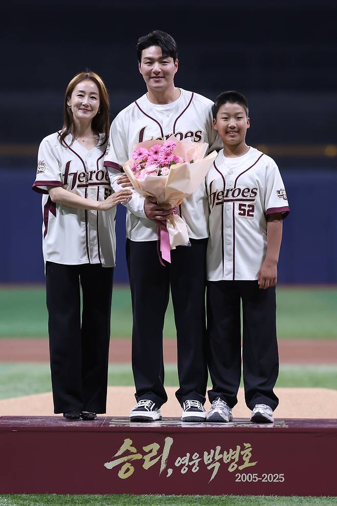 박병호 키움 코치가 26일 은퇴식에서 가족들과 기념 사진을 찍고 있다.(키움 히어로즈 제공)