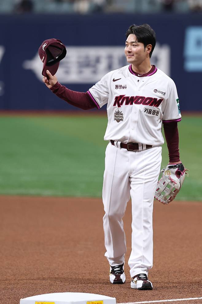 박병호 키움 코치가 26일 삼성 라이온즈와 경기에서 1루수로 선발 출장한 뒤 경기 시작 후 임지열과 교체되고 있다.(키움 히어로즈 제공)