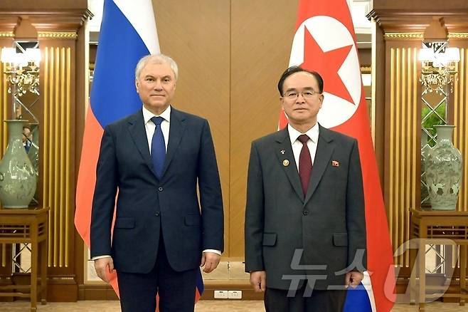 (평양 노동신문=뉴스1) = 북한 노동당 기관지 노동신문은 "4월 25일 금수산영빈관에서 조선민주주의인민공화국 최고인민회의 상임위원회 위원장 조용원 동지와 러시아연방 국가회의 의장 뱌체슬라프 볼로딘 동지 사이의 상봉(회담)이 있었다"라고 보도했다. [국내에서만 사용가능. 재배포 금지. DB 금지. For Use Only in the Republic of Korea. Redistribution Prohibited] rodongphoto@news1.kr